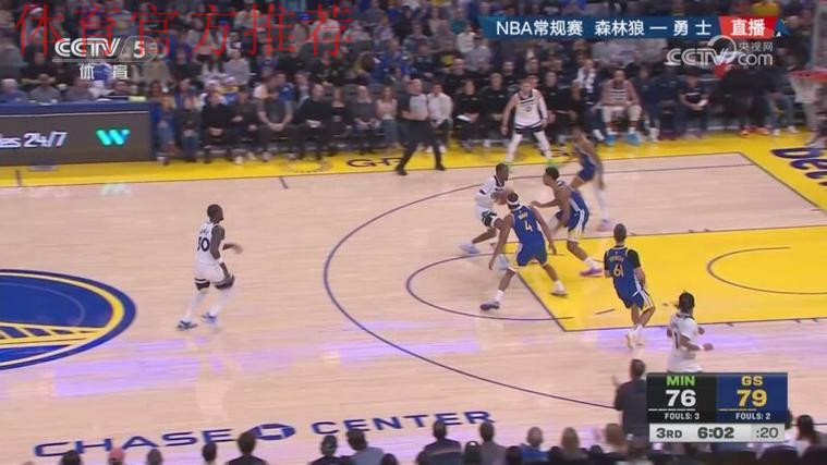 库里中路突入篮下 一记挑篮打板命中 库里中路突入篮下 一记挑篮打板命中